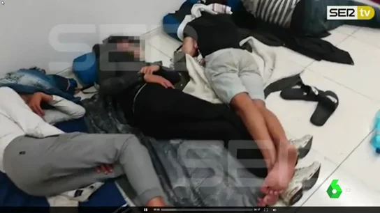 La juez decana de Barcelona prohíbe por dignidad que los menores no acompañados duerman en el suelo de la fiscalía La juez decana de Barcelona prohíbe por dignidad que los menores no acompañados duerman en el suelo de la fiscalía