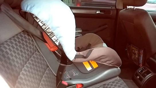 Imagen de archivo de una silla de bebé en un coche Silla de bebé en un coche