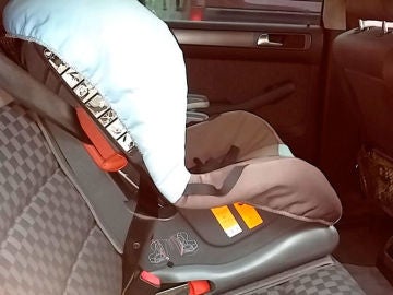Imagen de archivo de una silla de bebé en un coche Imagen de archivo de una silla de bebé en un coche