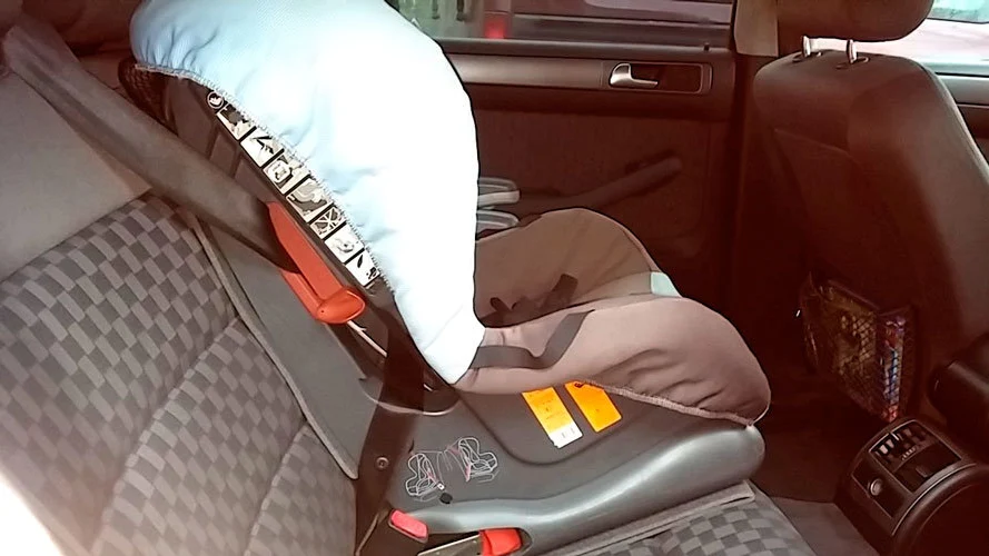 Silla de bebé en un coche