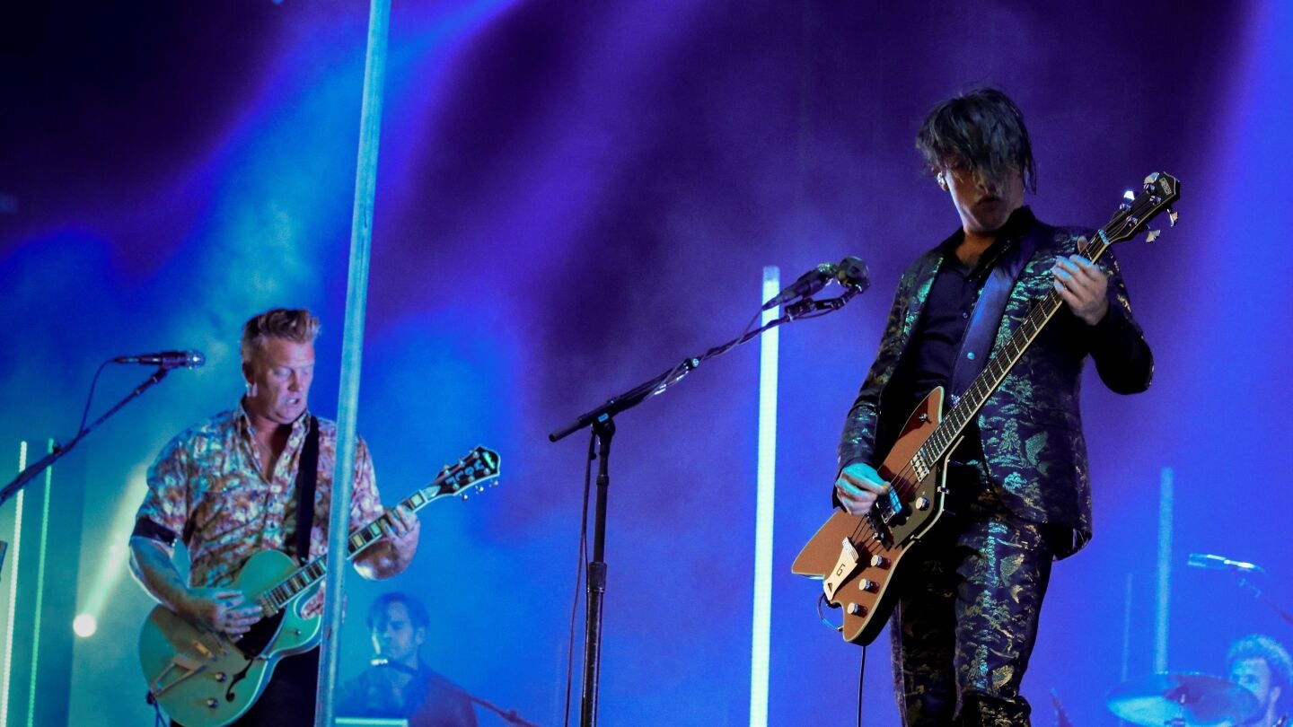 La banda estadounidense "Queens of the Stone Age", durante el concierto de la &uacute;ltima jornada del festival Mad Cool