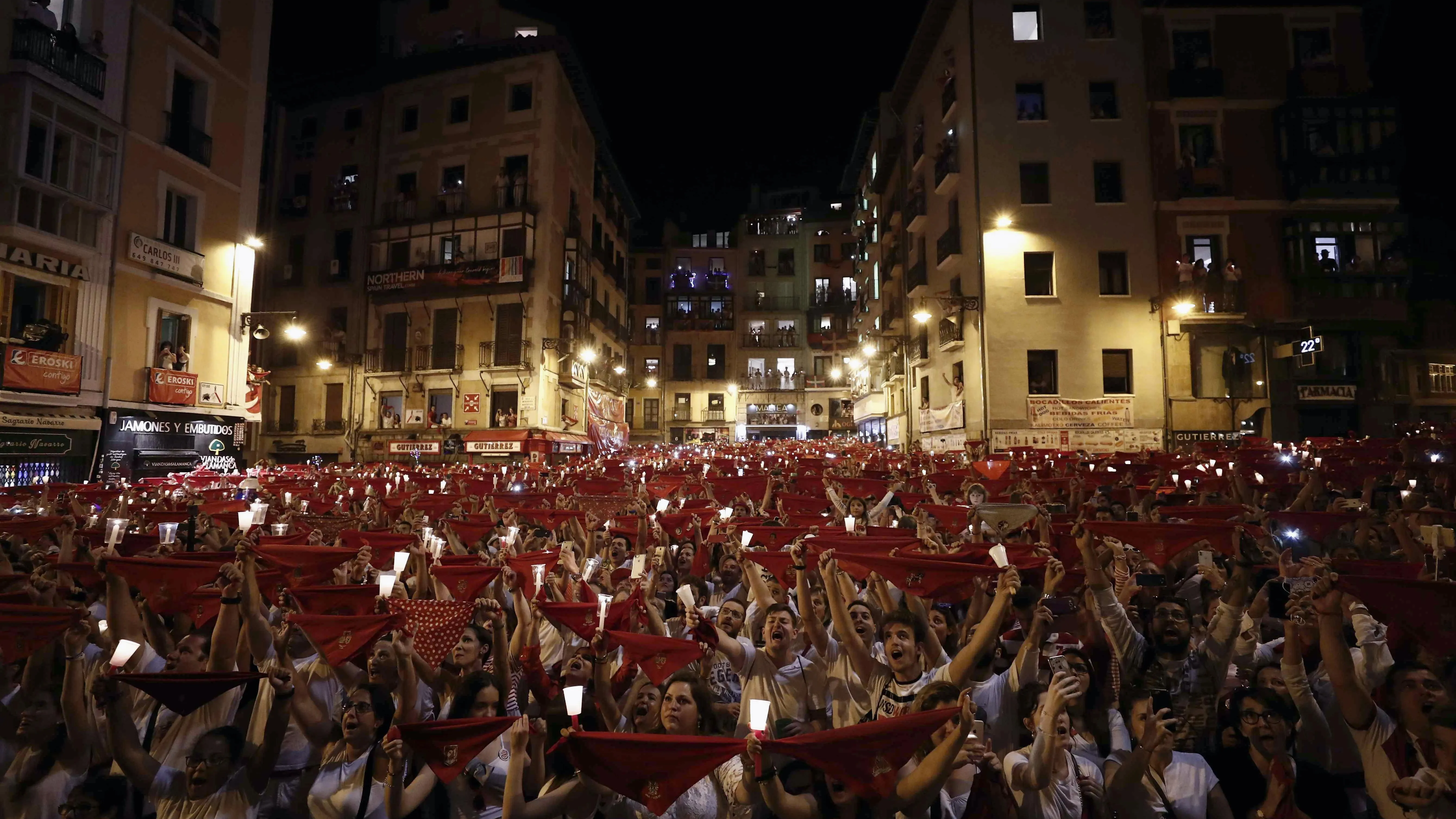 Miles de personas han despedido hoy en las calles de Pamplona los Sanfermines de 2018