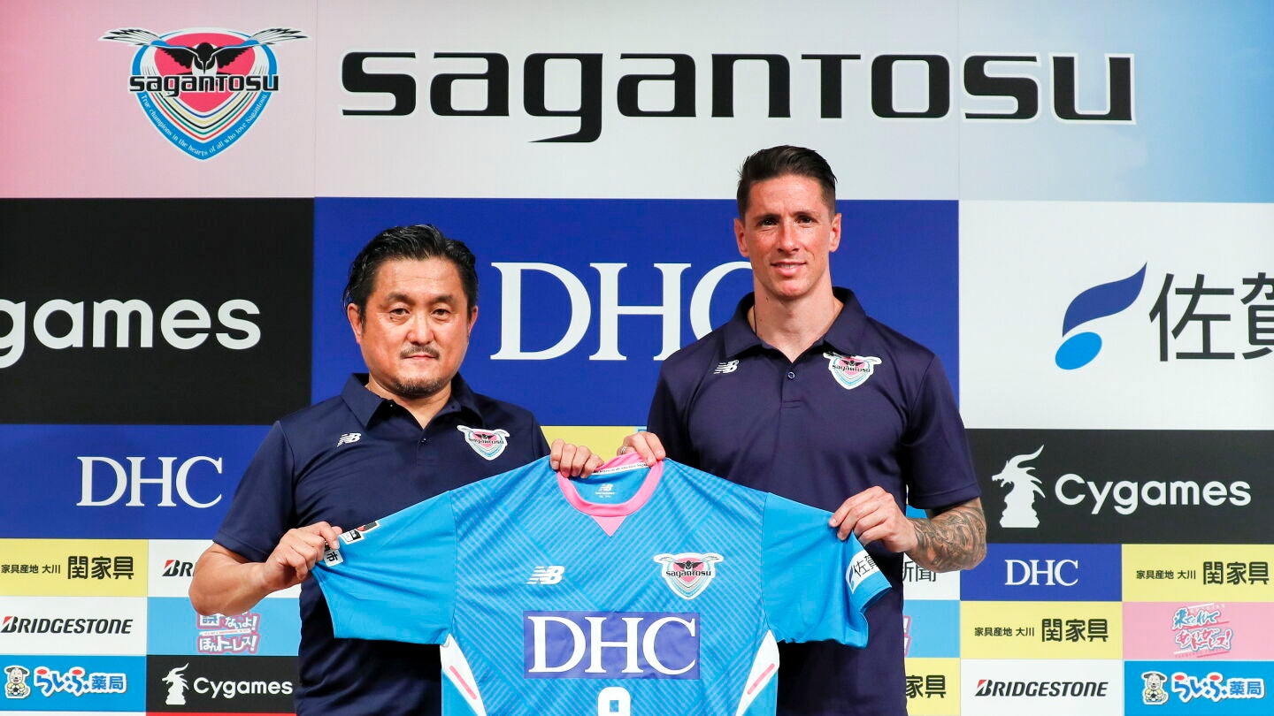 Fernando Torres durante la presentaci&oacute;n con el Sagan Tosu