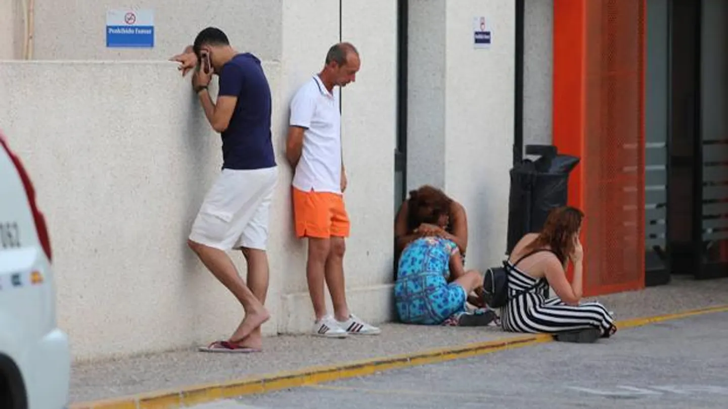 Familiares de la víctima lloran desconsolados en la puerta de urgencias del Rafael Méndez Familiares de la víctima lloran desconsolados en la puerta de urgencias del Rafael Méndez