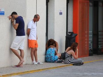 Familiares de la víctima lloran desconsolados en la puerta de urgencias del Rafael Méndez Familiares de la víctima lloran desconsolados en la puerta de urgencias del Rafael Méndez