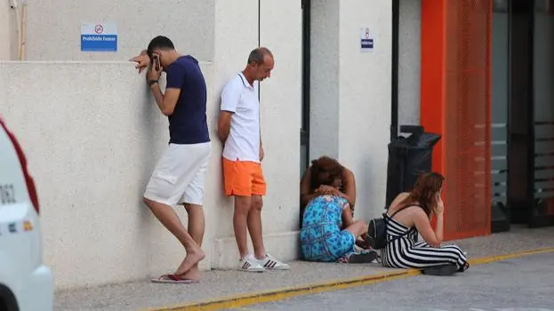 Familiares de la víctima lloran desconsolados en la puerta de urgencias del Rafael Méndez 