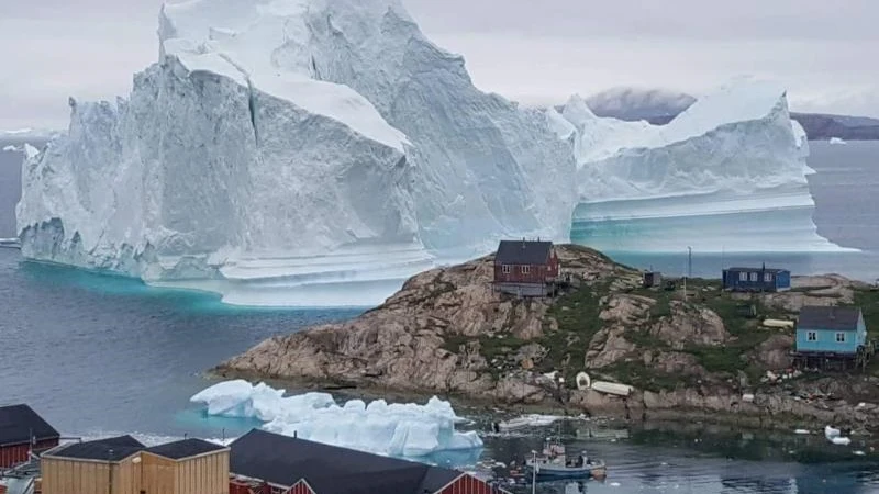 Vista general de un iceberg situado al lado de la aldea de Innaarsuit