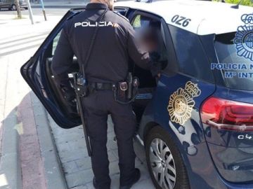 En la imagen un coche de policía En la imagen un coche de policía