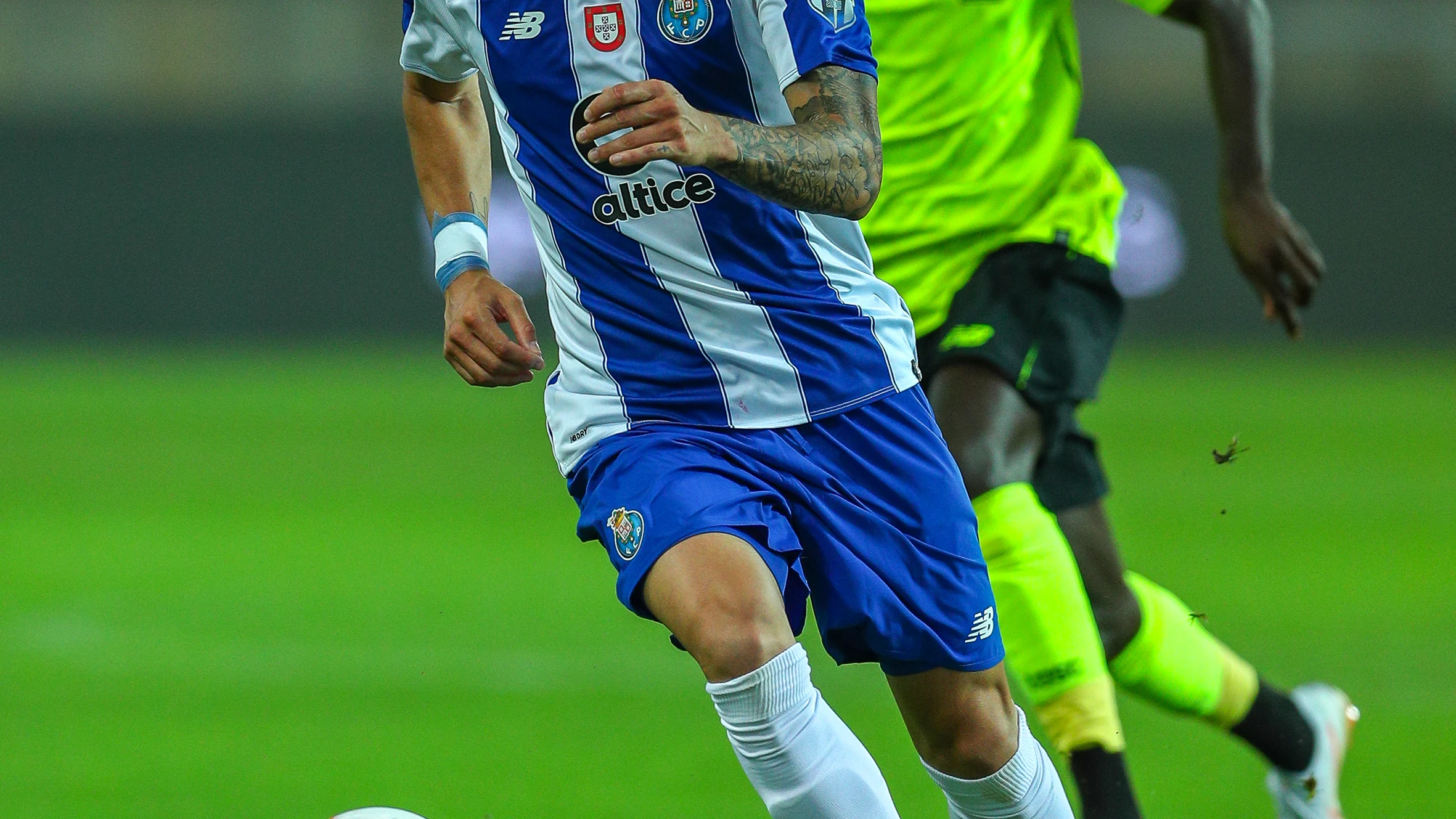 Álex Telles en un partido con el Oporto