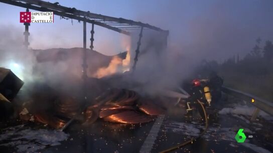 En la imagen el cami&oacute;n ardiendo