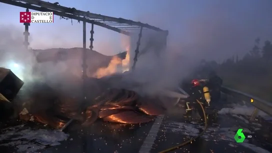 En la imagen el camión ardiendo En la imagen el camión ardiendo