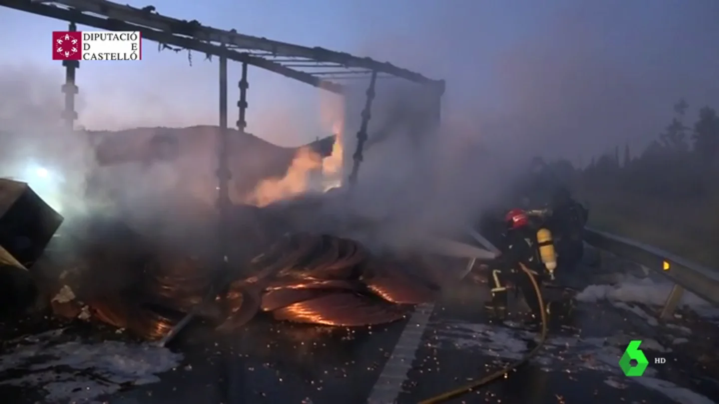 En la imagen el camión ardiendo En la imagen el camión ardiendo
