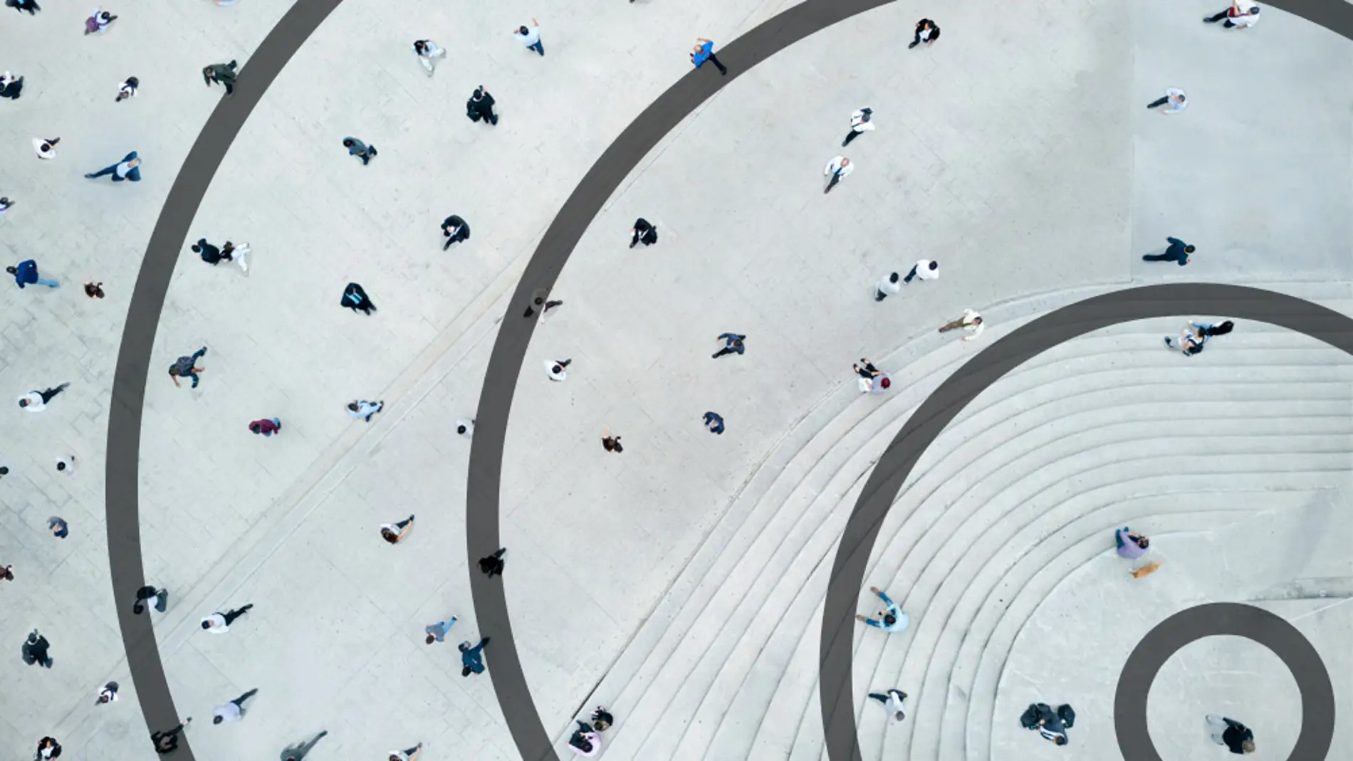 Personas paseando por una plaza desde una perspectiva aérea con círculos en torno a ellas