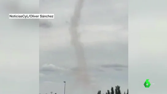 Espectacular tornado en la localidad salmantina de Carbajosa de la Sagrada Espectacular tornado en la localidad salmantina de Carbajosa de la Sagrada