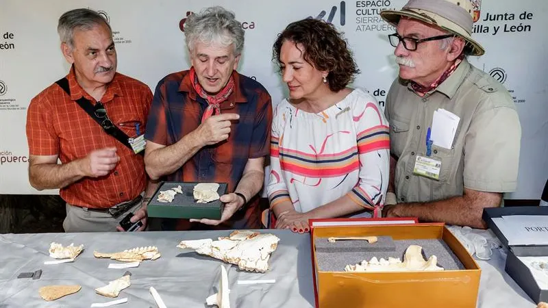 Los directores de las excavaciones arqueológicas de la sierra de Atapuerca y la consejera de cultura y turismo de la Junta de Castilla y León