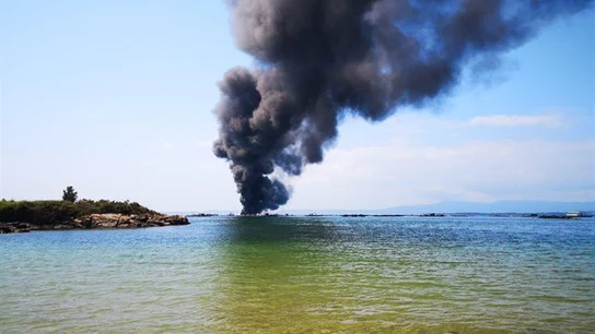 Arde un barco con 50 personas a bordo tras chocar contra una batea en Pontevedra Arde un barco con 50 personas a bordo tras chocar contra una batea en Pontevedra