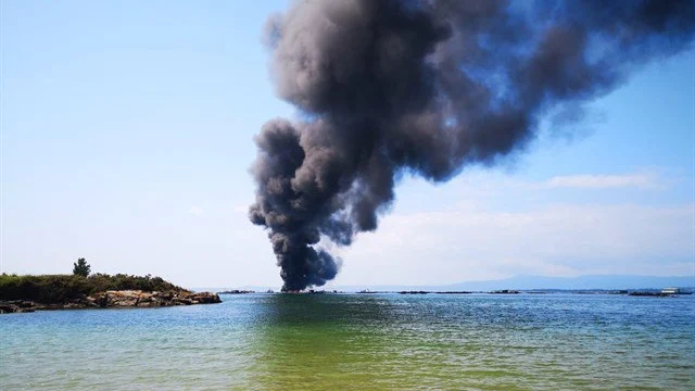 Arde un barco con 50 personas a bordo tras chocar contra una batea en Pontevedra