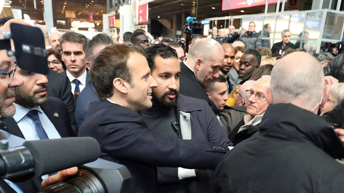 Fotograf&iacute;a de archivo que muestra al presidente franc&eacute;s, Emmanuel Macron, junto a su guardaespaldas Alexandre Benalla