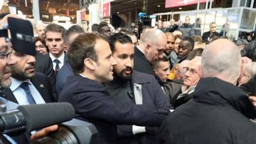 Fotografía de archivo que muestra al presidente francés, Emmanuel Macron, junto a su guardaespaldas Alexandre Benalla