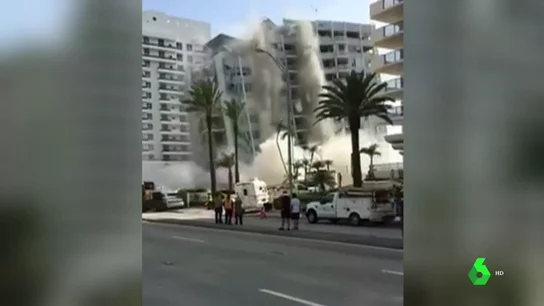 Un edificio se viene abajo por completo en una playa de Miami Un edificio se viene abajo por completo en una playa de Miami