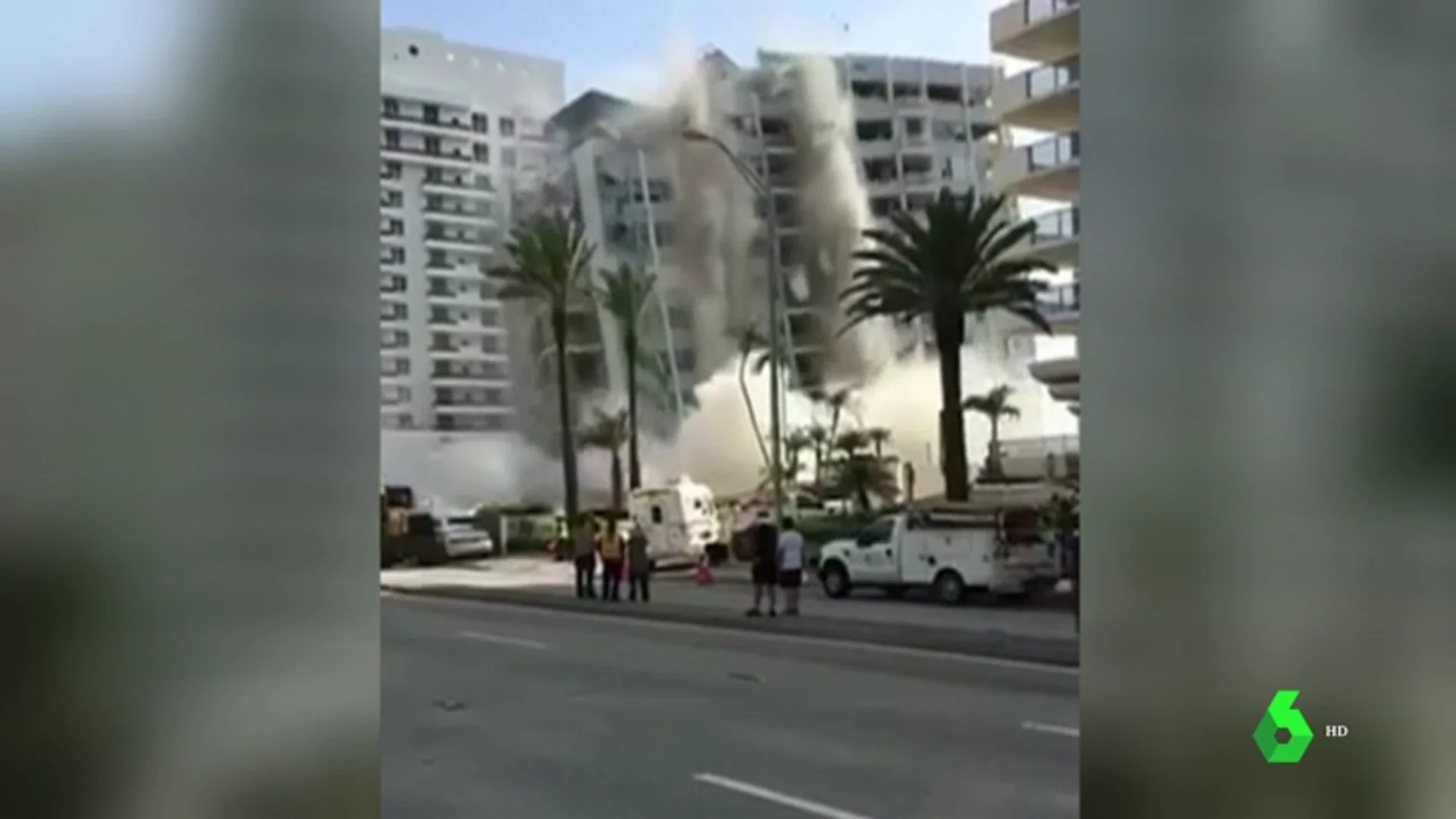 Un edificio se viene abajo por completo en una playa de Miami