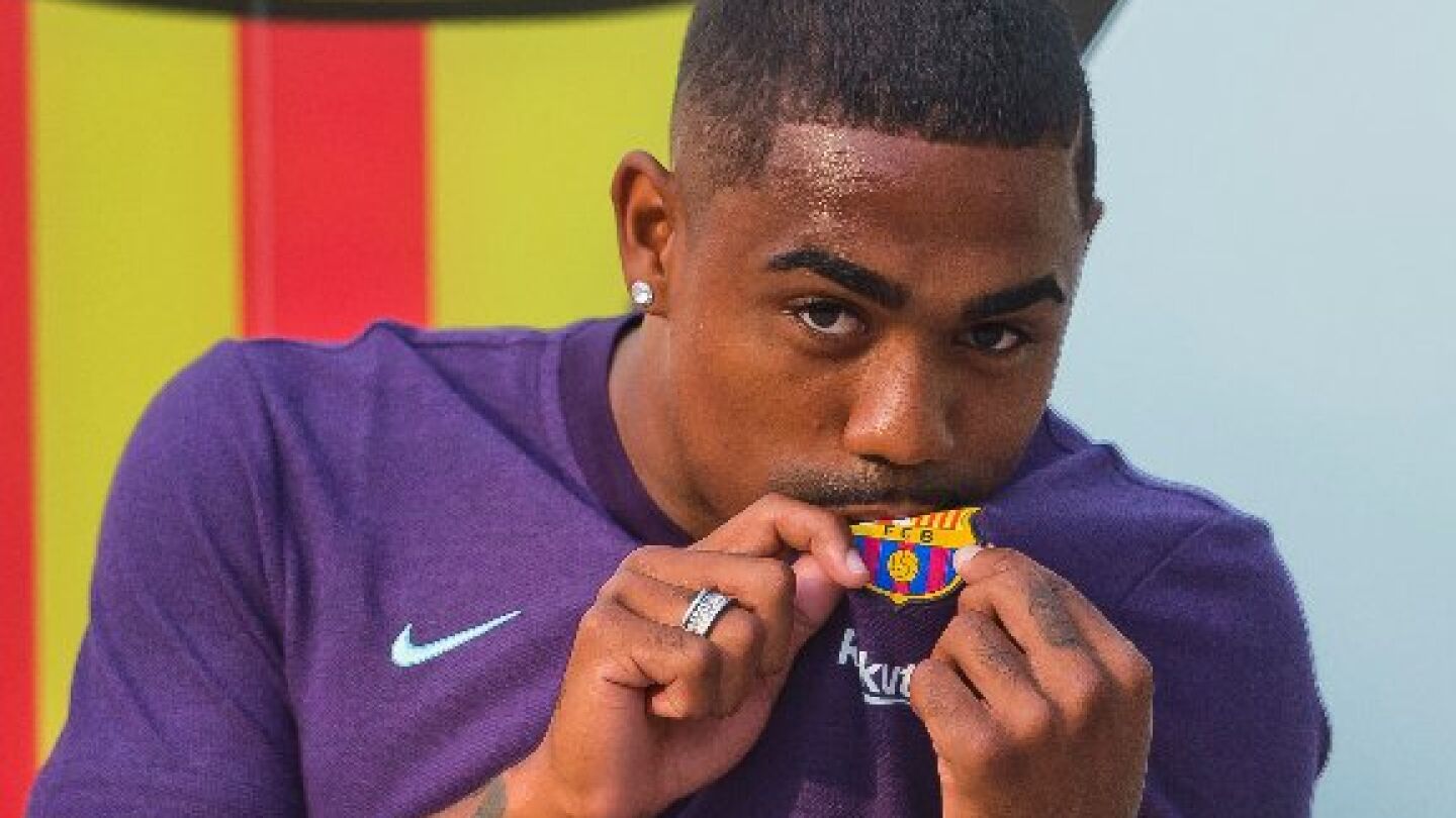Malcom besa el escudo del Barcelona