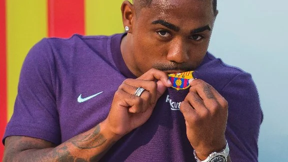 Malcom besa el escudo del Barcelona