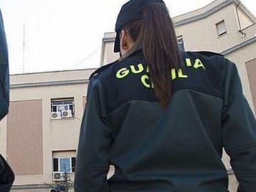 Imagen de archivo de una agente de la Guardia Civil Imagen de archivo de una agente de la Guardia Civil