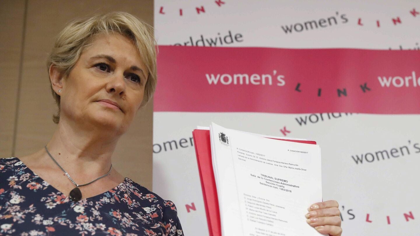 &Aacute;ngela Gonz&aacute;lez, la mujer cuya expareja asesin&oacute; a su hija, durante la rueda de prensa tras el fallo del Tribunal Supremo condenando al Estado espa&ntilde;ol a indemnizarla con 600.000 euros por el asesinato de la menor en 2003. 