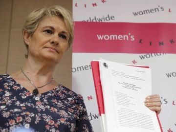 Ángela González, la mujer cuya expareja asesinó a su hija, durante la rueda de prensa tras el fallo del Tribunal Supremo condenando al Estado español a indemnizarla con 600.000 euros por el asesinato de la menor en 2003. Ángela González, la mujer cuya expareja asesinó a su hija, durante la rueda de prensa tras el fallo del Tribunal Supremo condenando al Estado español a indemnizarla con 600.000 euros por el asesinato de la menor en 2003.