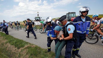 Policia disolviendo a los manifestantes durante el Tour de Francia