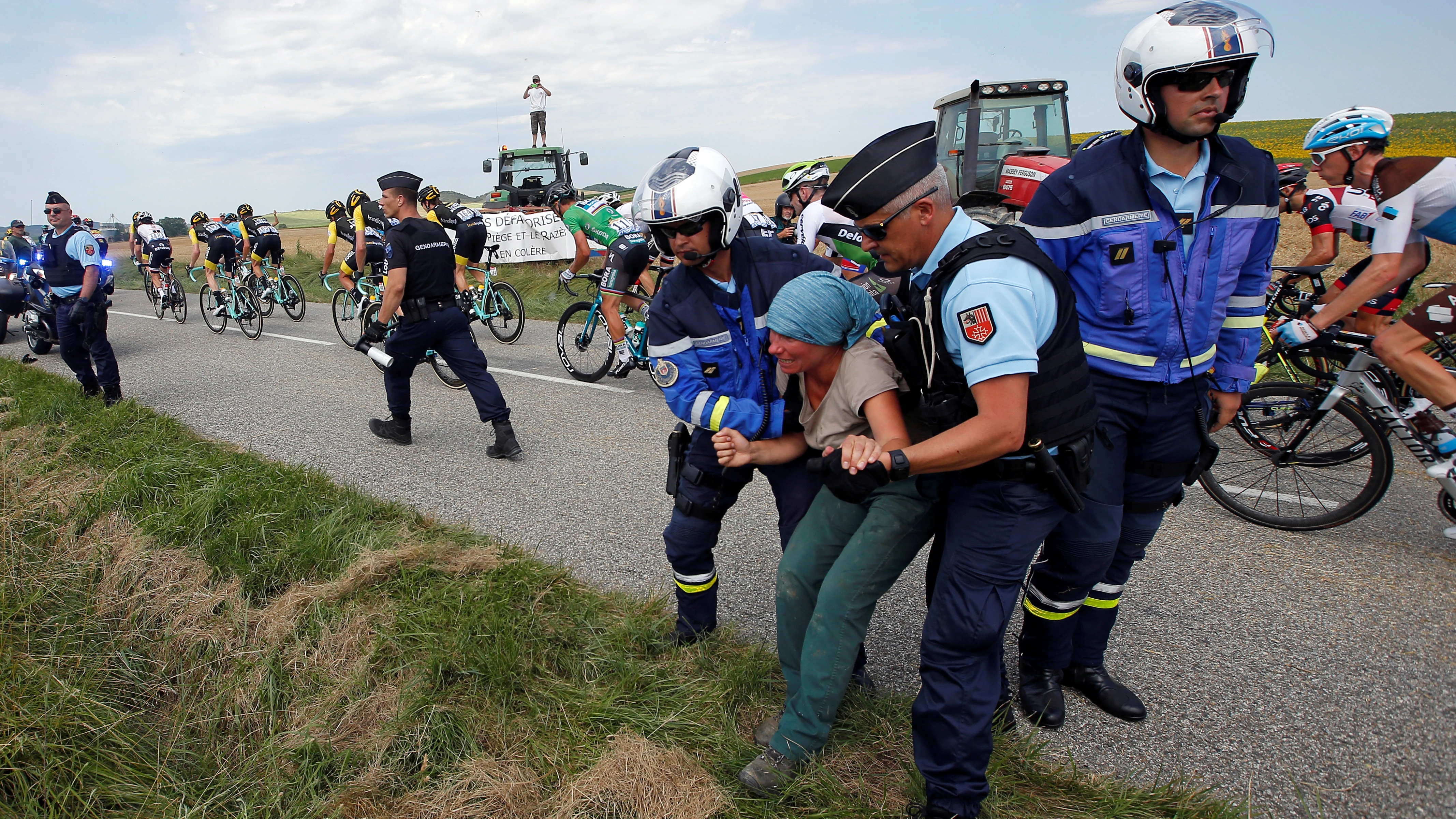 Policia disolviendo a los manifestantes durante el Tour de Francia