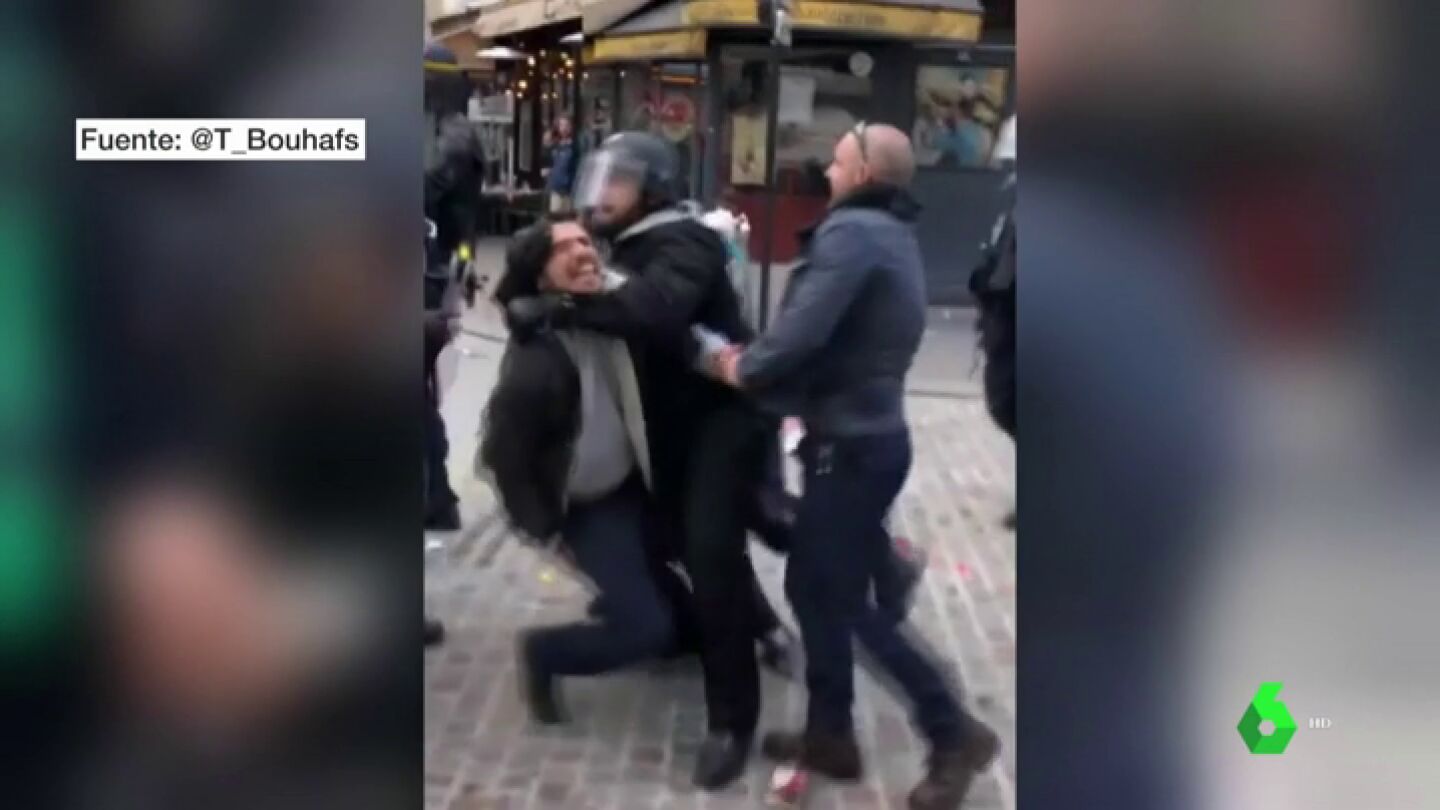Asesor de Macron golpea manifestante