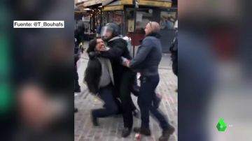 Asesor de Macron golpea manifestante