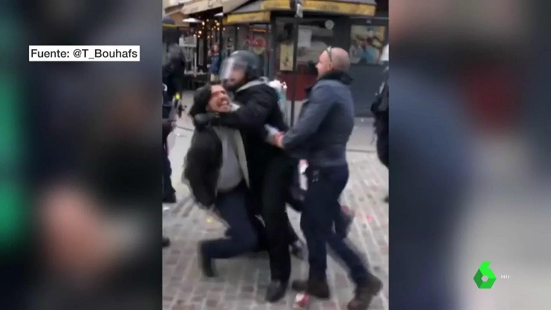 Asesor de Macron golpea manifestante