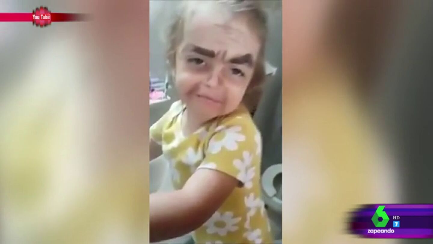 El v&iacute;deo viral de una ni&ntilde;a que no le gusta su 'pintaje' e intenta quit&aacute;rselo