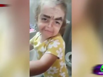 El vídeo viral de una niña que no le gusta su 'pintaje' e intenta quitárselo El vídeo viral de una niña que no le gusta su 'pintaje' e intenta quitárselo