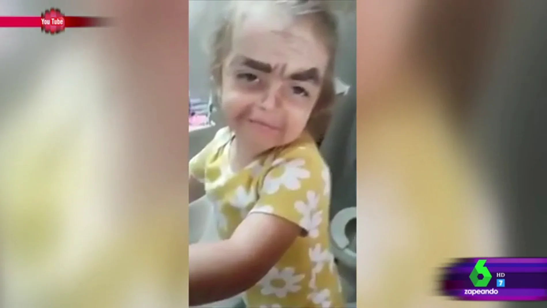 El vídeo viral de una niña que no le gusta su 'pintaje' e intenta quitárselo