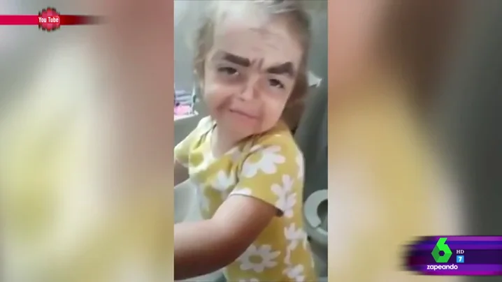El vídeo viral de una niña que no le gusta su 'pintaje' e intenta quitárselo El vídeo viral de una niña que no le gusta su 'pintaje' e intenta quitárselo