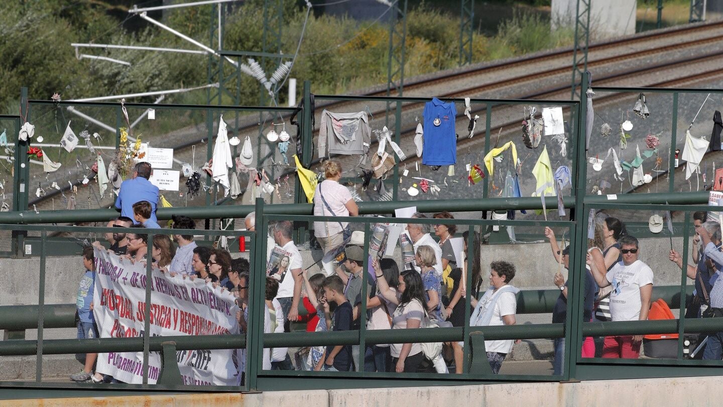 V&iacute;ctimas y familiares de los fallecidos en el accidente de tren ocurrido hace cinco a&ntilde;os en la curva de Angrois, en las proximidades de la estaci&oacute;n de Santiago de Compostela.