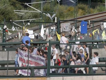 Víctimas y familiares de los fallecidos en el accidente de tren ocurrido hace cinco años en la curva de Angrois, en las proximidades de la estación de Santiago de Compostela Víctimas y familiares de los fallecidos en el accidente de tren ocurrido hace cinco años en la curva de Angrois, en las proximidades de la estación de Santiago de Compostela