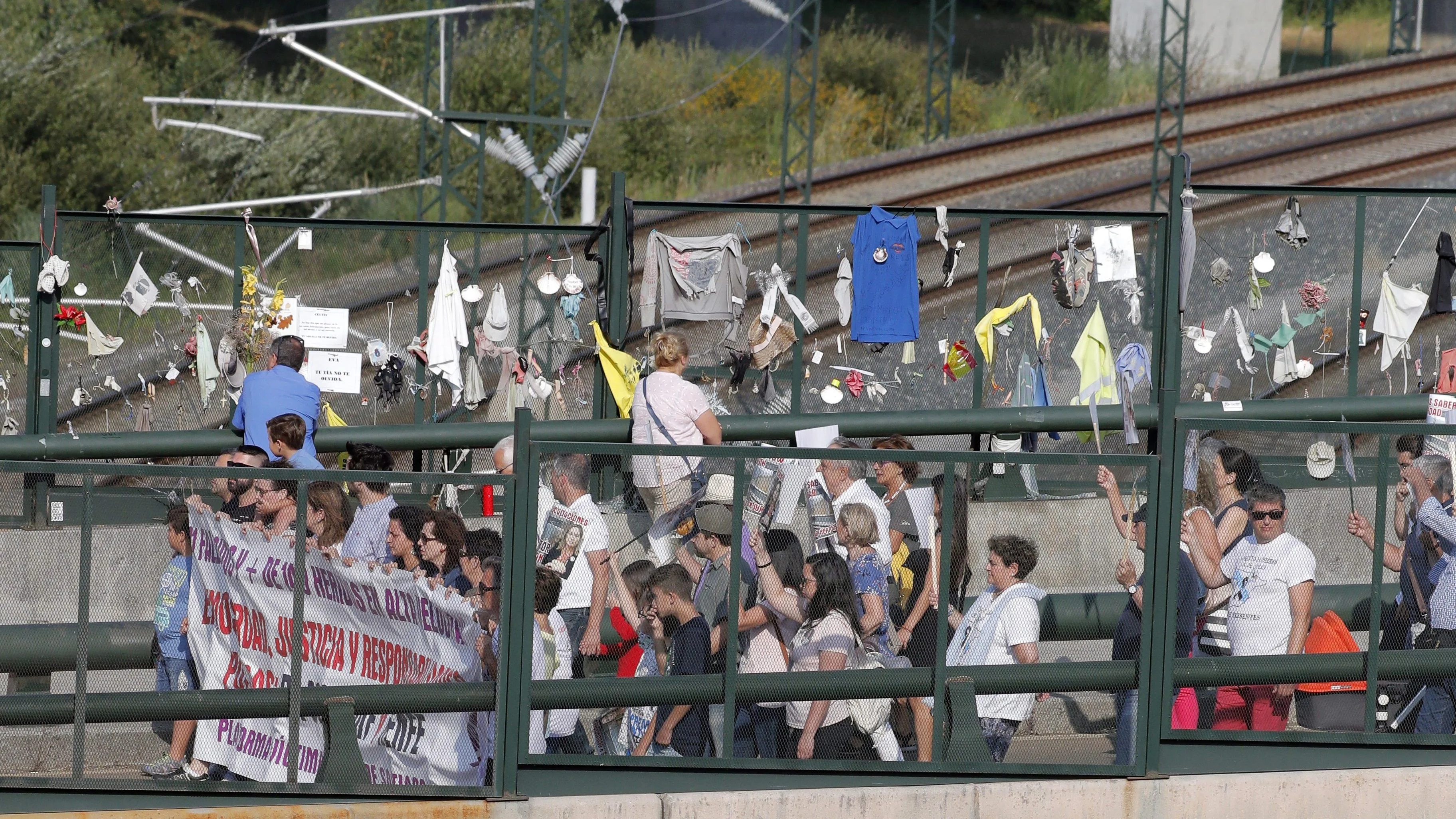 Víctimas y familiares de los fallecidos en el accidente de tren ocurrido hace cinco años en la curva de Angrois, en las proximidades de la estación de Santiago de Compostela.