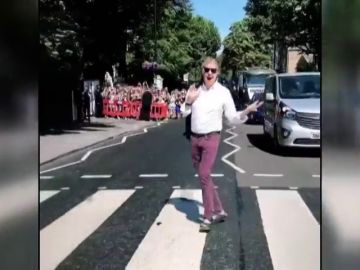 Paul McCartney cruza de nuevo el paso de peatones de Abbey Road Paul McCartney cruza de nuevo el paso de peatones de Abbey Road