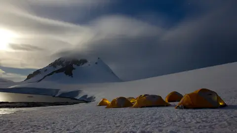 Acampada en la Antártida Aventura en la Antártida a bordo de un barco de exploración
