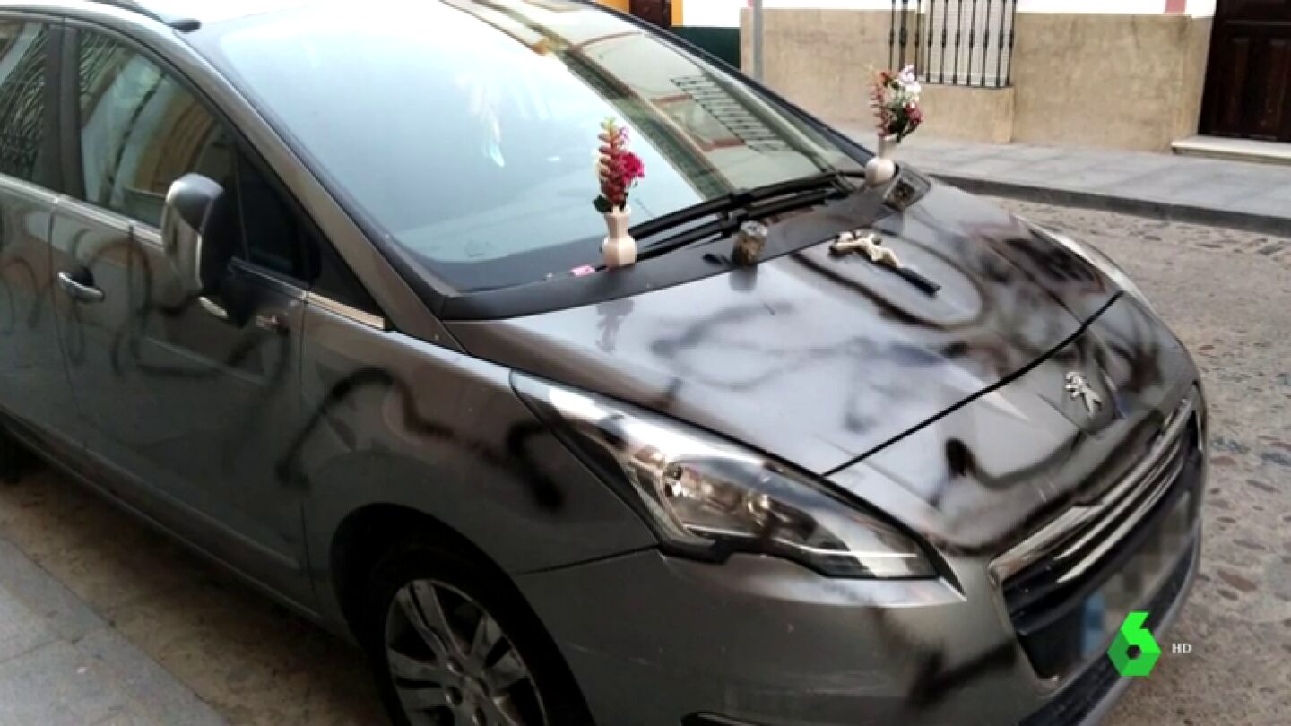 El coche pintado como un ata&uacute;d.