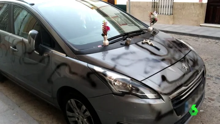 El coche pintado como un ataúd.