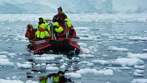 Exploración por la Antártida Aventura en la Antártida a bordo de un barco de exploración