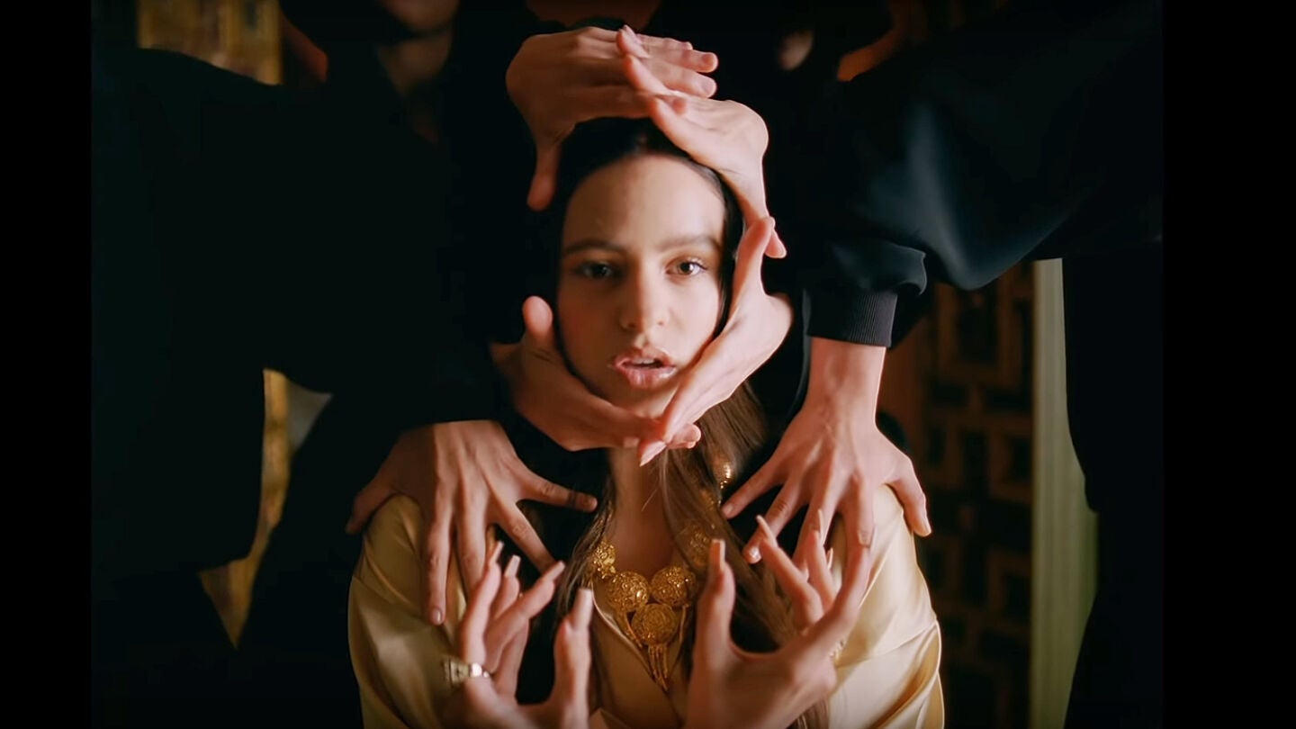 Rosal&iacute;a en el videoclip de 'Pienso En Tu Mir&aacute;'