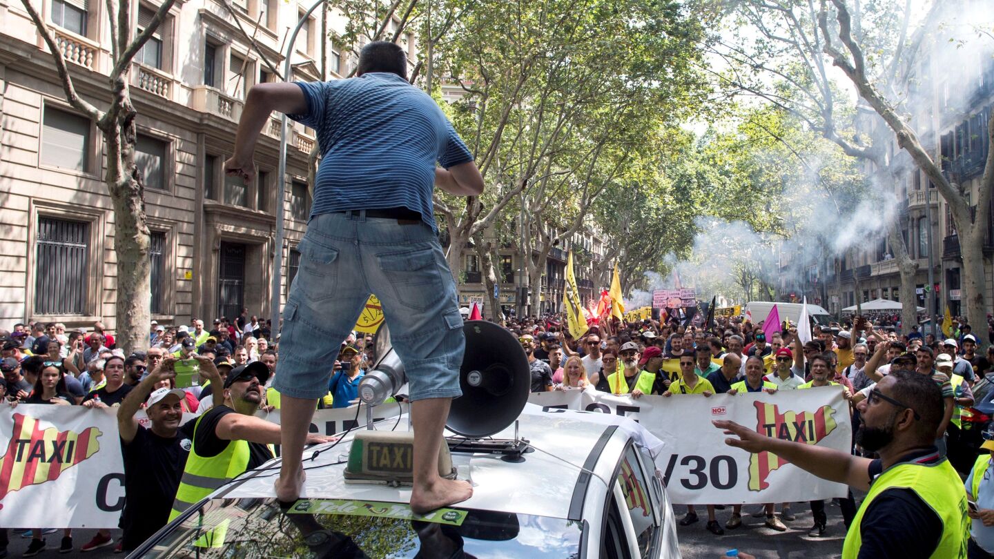 Taxistas de toda Espa&ntilde;a se manifiestan por las calles de Barcelona.