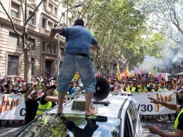 Taxistas de toda España se manifiestan por las calles de Barcelona.